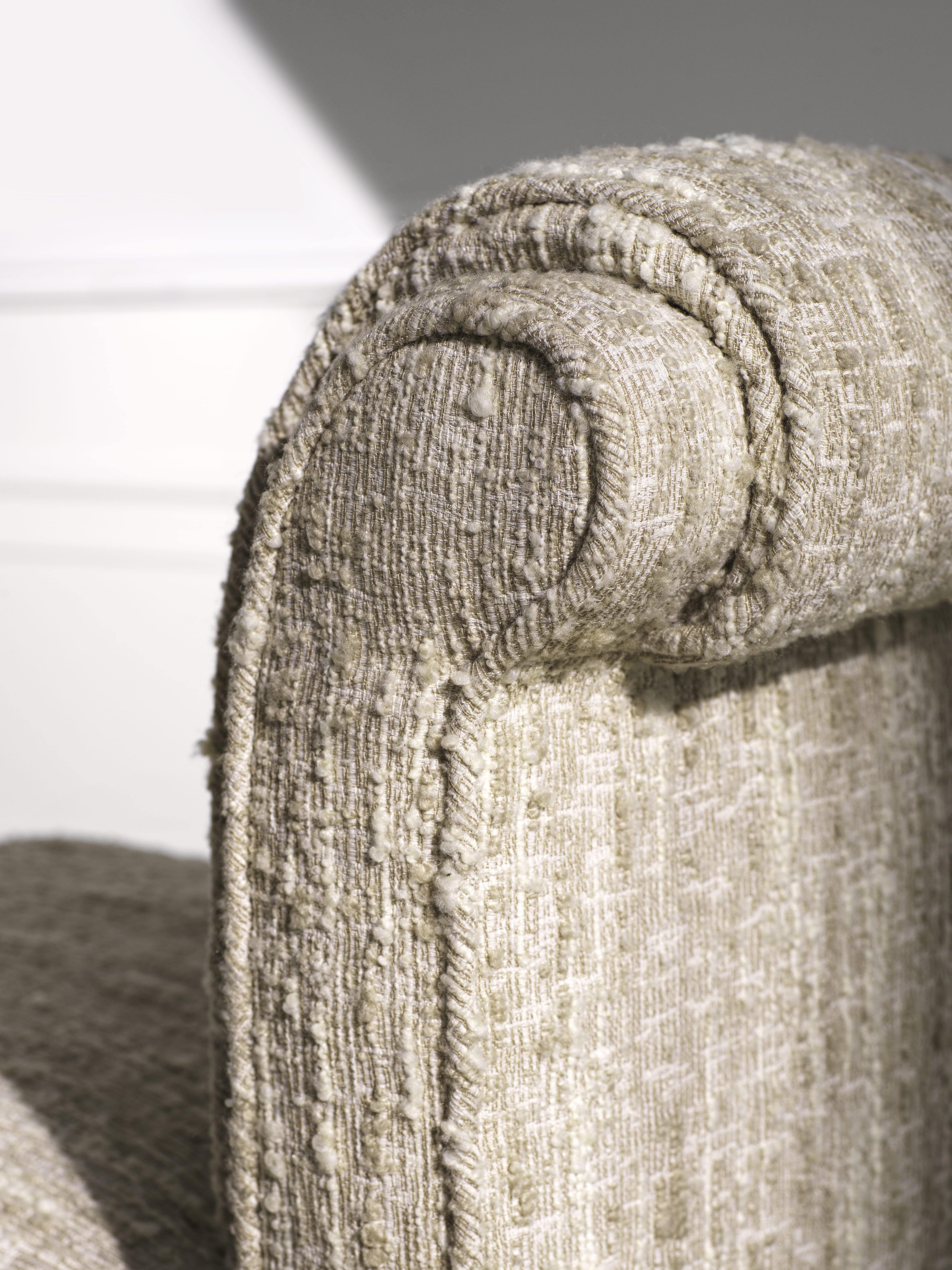 Detailaufnahme eines Eichholtz Sessels mit hochwertigem Strukturstoff und eleganter Polsterverarbeitung.